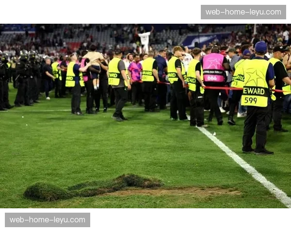 欧冠球迷公园在巴黎开放,首日接待超两万人 欧冠球迷公园在巴黎开放,首日接待超两万人