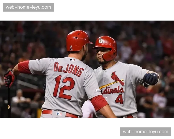 皇家队外野手上演“撞墙接杀”没收本垒打，赛后球衣留签名赠予小球迷